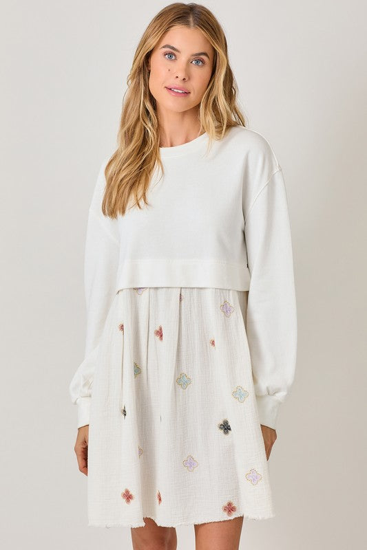 Sweatshirt Dress in White with Embroidered details